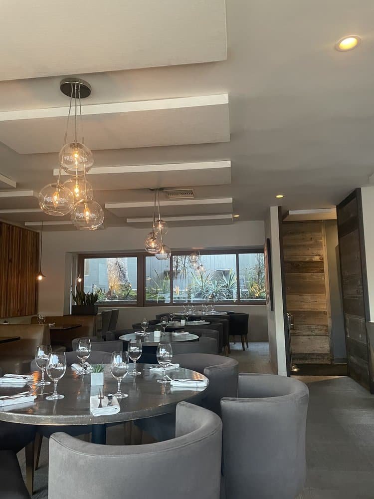 V's Malibu restaurant seating